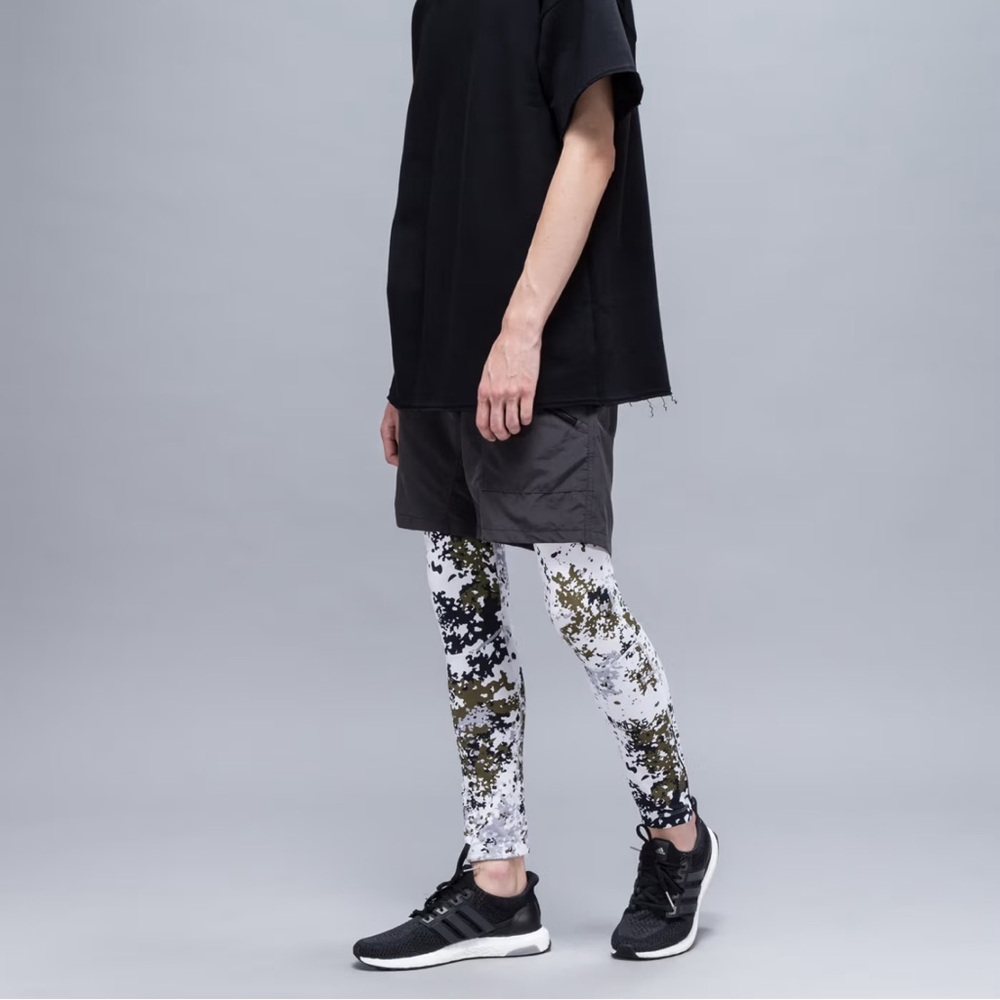 Undefeated technical goods Camo Patterned Leggings size large